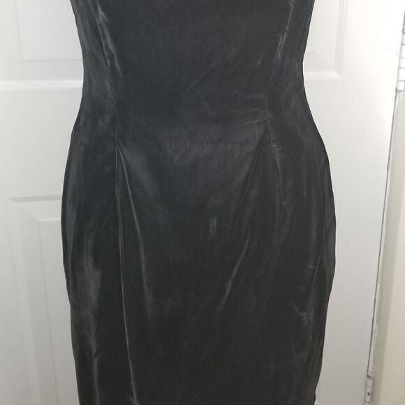 Bee Darlin | Vintage Velvet Scalloped Neck Dress - Picture 8 of 8